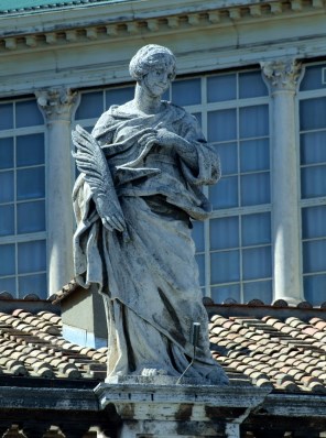 상스의 성녀 골룸바_by Andrea Baratta_photo by AlfvanBeem_on the colonnade of the Square of St Peter in Vatican City.jpg